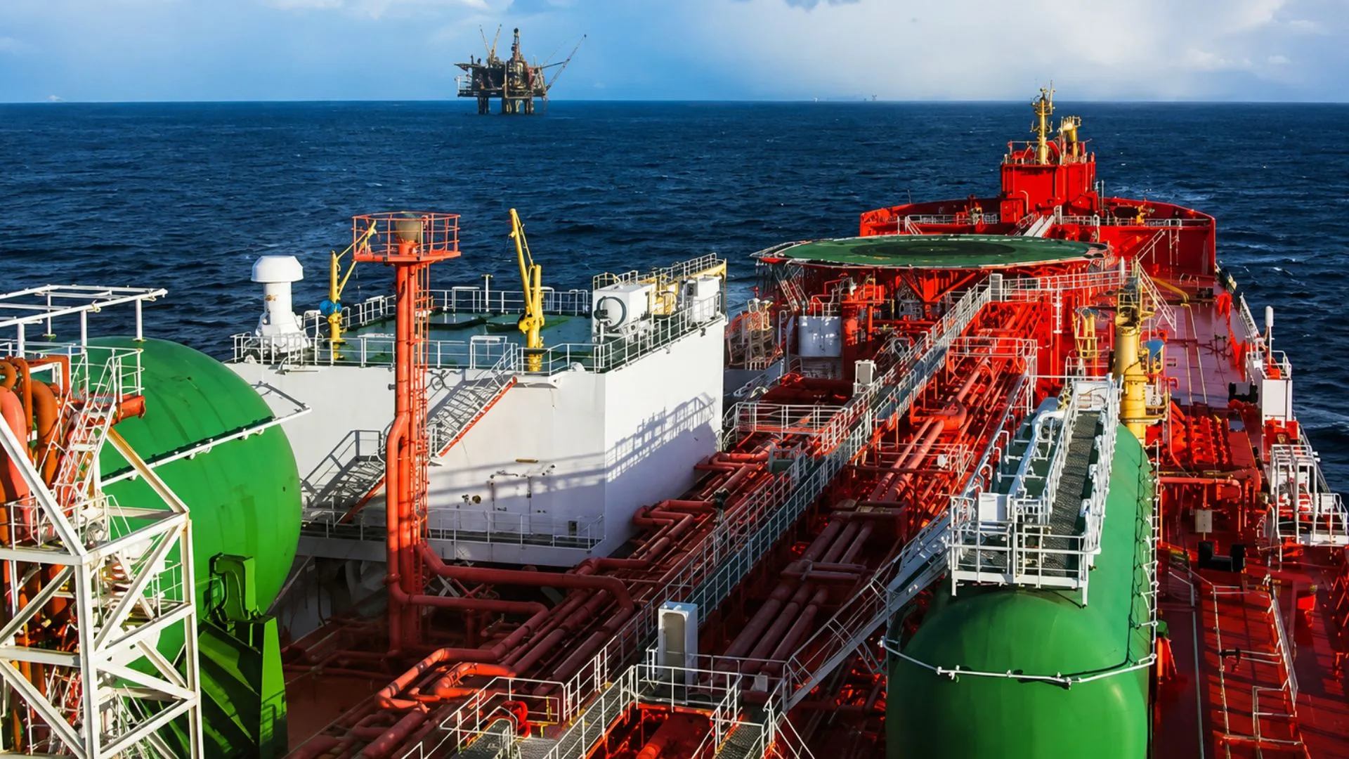 Buque transporta petróleo del yacimiento Gullfaks en el Mar del Norte durante operaciones offshore de Equinor.