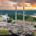Central eléctrica de carbón en Estados Unidos con grandes chimeneas, en el contexto de las regulaciones de emisiones de la EPA.