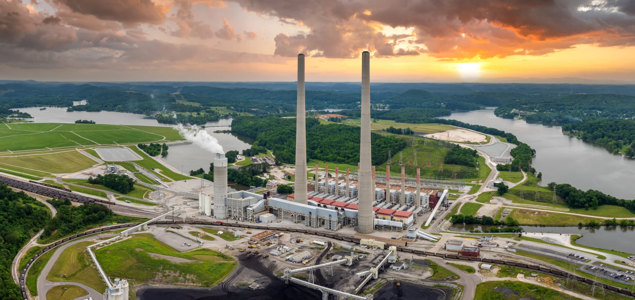 Central eléctrica de carbón en Estados Unidos con grandes chimeneas, en el contexto de las regulaciones de emisiones de la EPA.