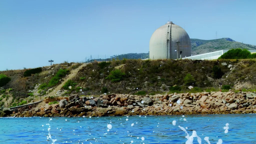 Central nuclear Vandellós II vista desde la costa