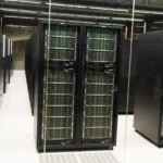 Data center con racks de servidores para procesamiento de inteligencia artificial y alta demanda energética.