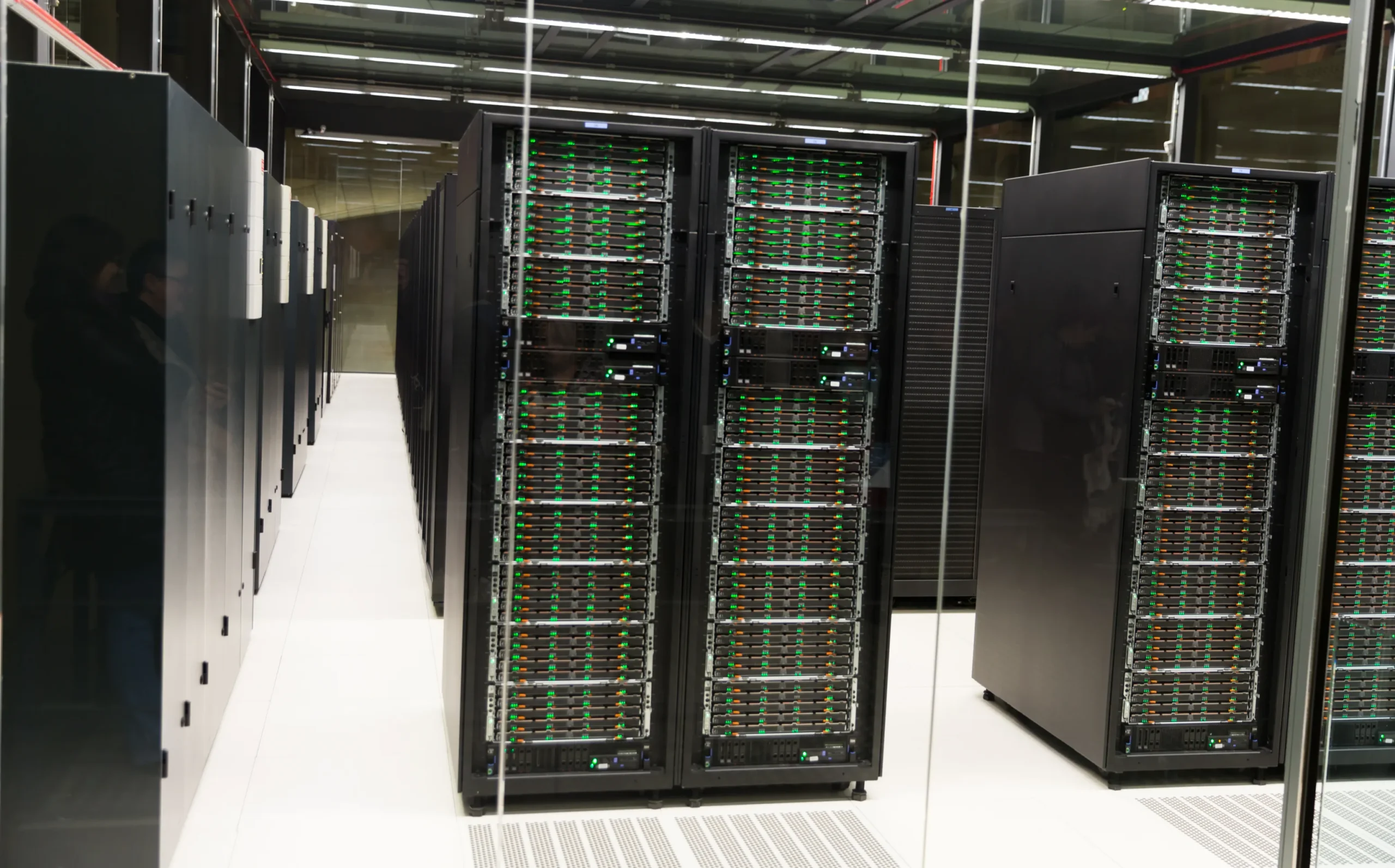 Data center con racks de servidores para procesamiento de inteligencia artificial y alta demanda energética.