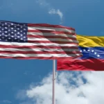 Banderas de Estados Unidos y Venezuela ondeando