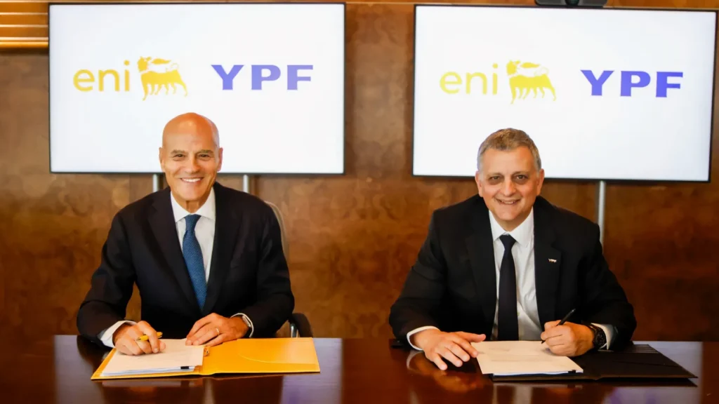 Horacio Marín y Claudio Descalzi firman el FTPD del proyecto Argentina LNG