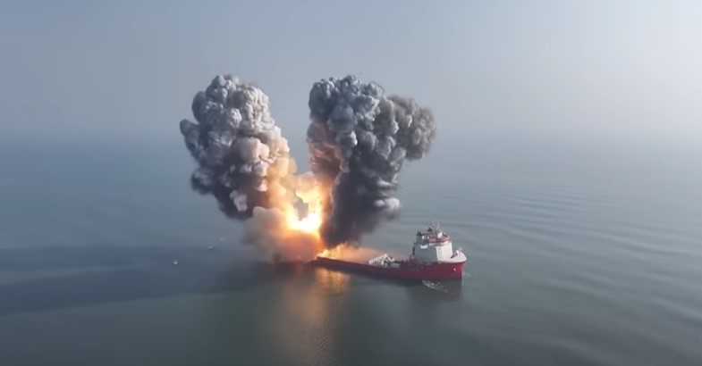Lanzan un cohete desde una plataforma marítima en China (Video)