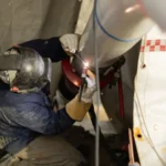 Técnico soldando conexión de hidrógeno verde