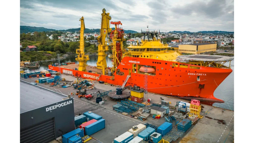 Edda Freya en muelle de DeepOcean, Noruega