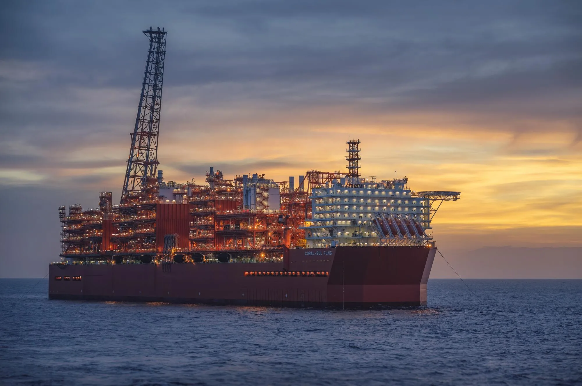 Unidad flotante de GNL en alta mar utilizada como referencia para el proyecto Coral Norte FLNG en Mozambique, destinado a ampliar la capacidad de producción de gas natural licuado.