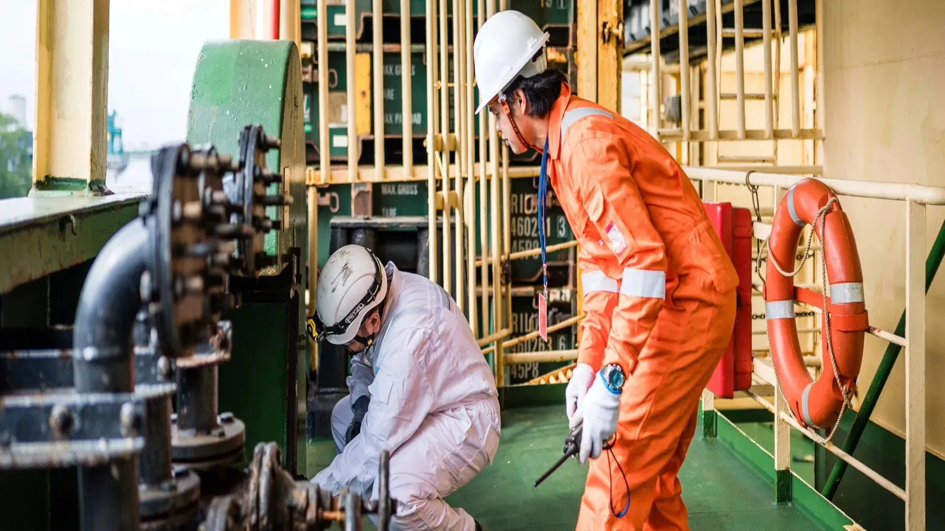 Personal marítimo realiza inspección de sistemas a bordo de un buque, en línea con las directrices de seguridad y competencias promovidas por DNV para el uso de hidrógeno como combustible marino.
