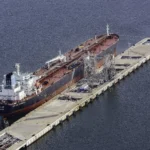 Buque petrolero atracado en una terminal marítima, imagen asociada al transporte de Venezuelan oil y al aumento de los costos de flete.