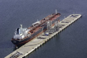 Vitol and Trafigura are pressuring for discounts on Venezuelan oil due to freight costs