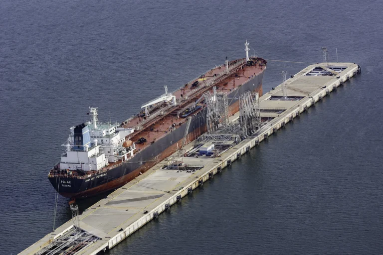 Buque petrolero atracado en una terminal marítima, imagen asociada al transporte de petróleo venezolano y al aumento de los costos de flete.