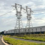 Torres de alta tensión junto a un centro de datos reflejan el aumento de la electricity demand en la red de PJM.