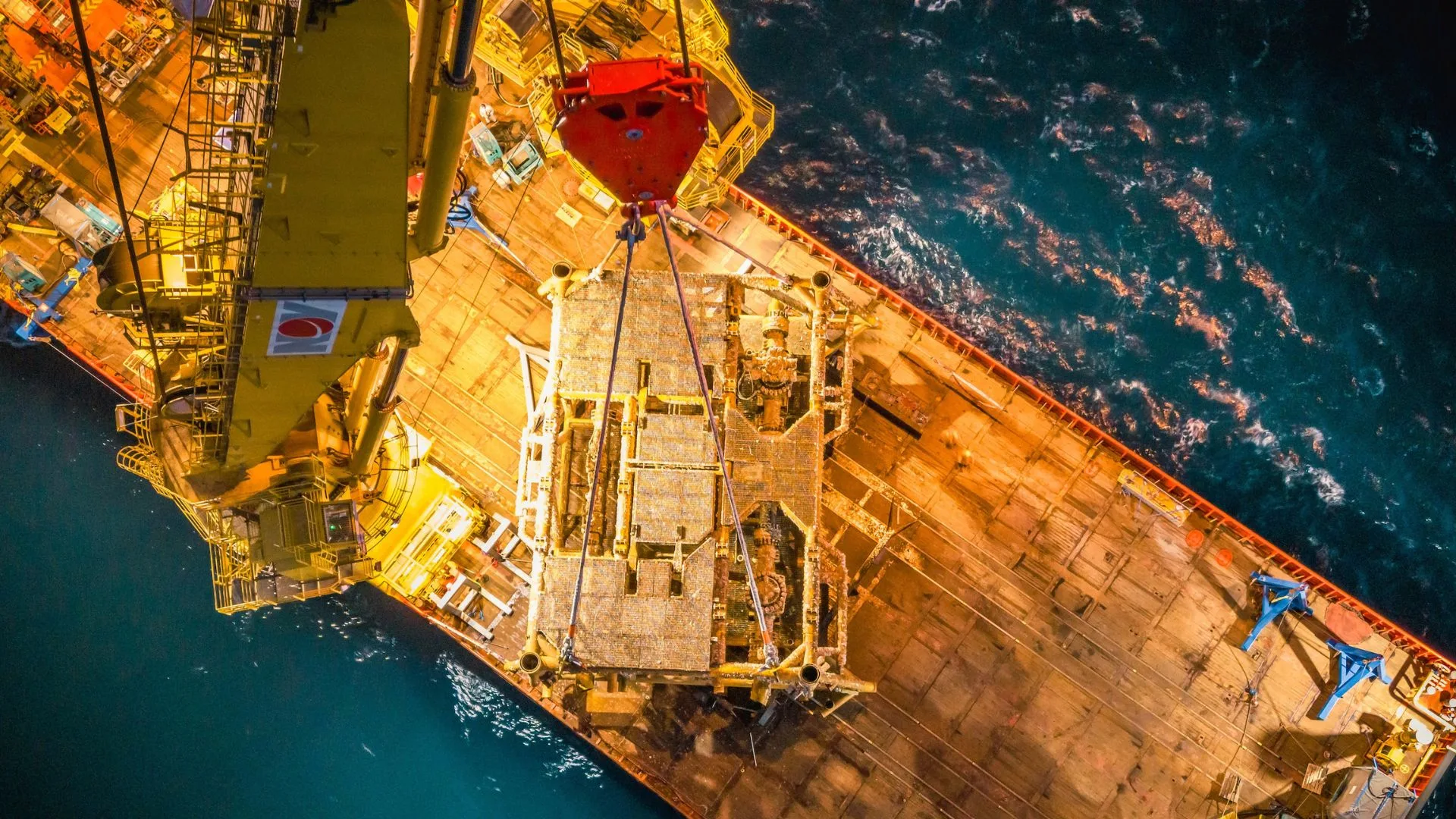 imagen referencial del desmantelamiento de una FPSO en el Mar del Norte