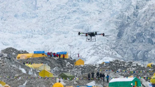 Drones en el Everest haciendo una labor