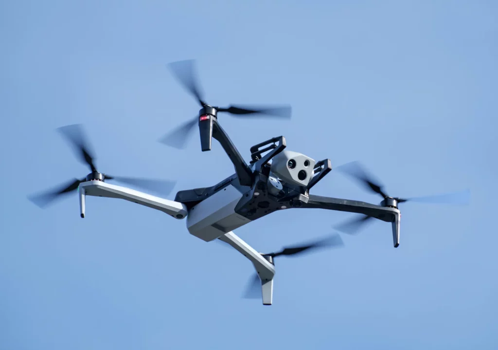 Presentan nuevos drones que inspeccionan y reemplazan líneas eléctricas
