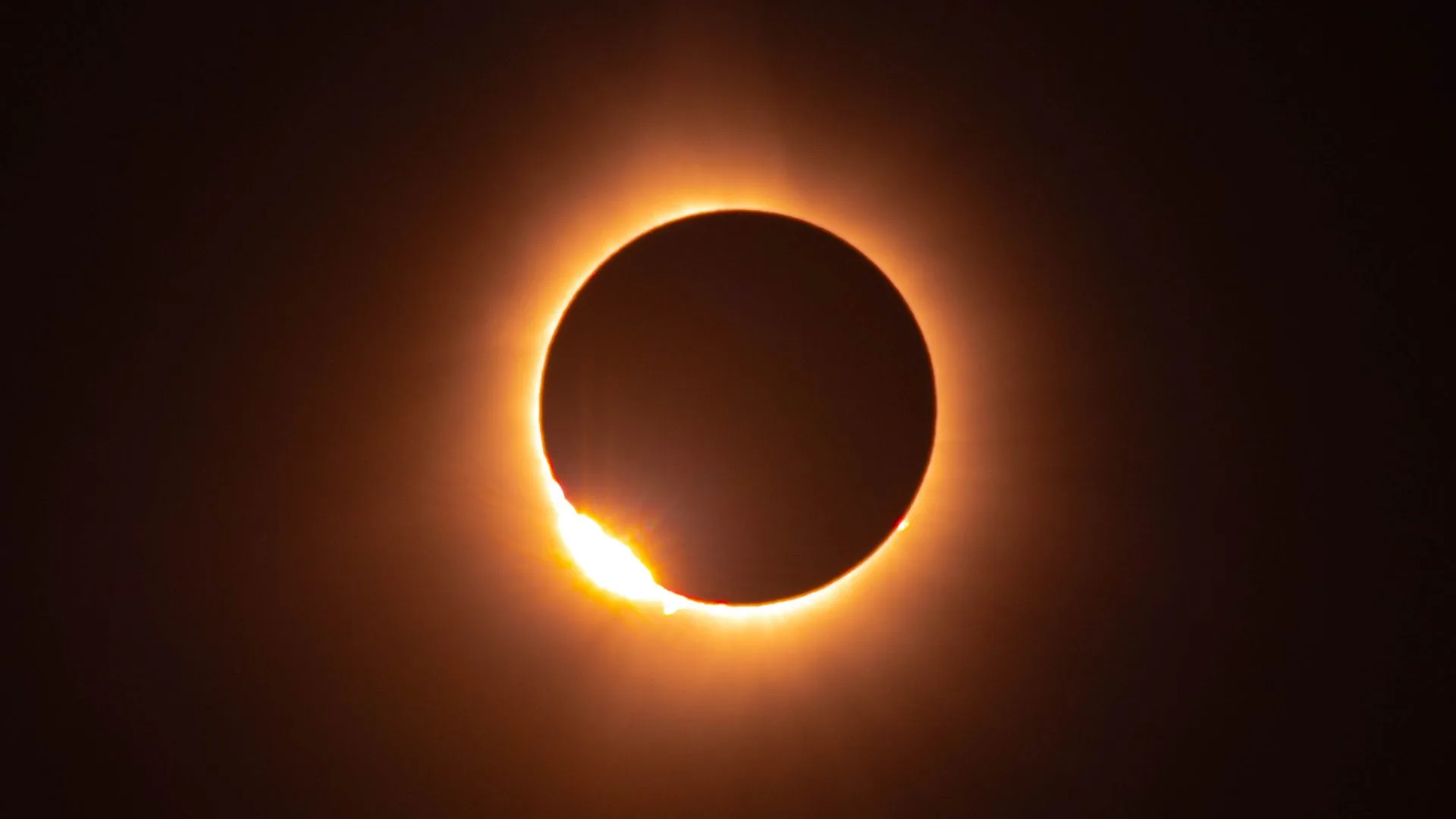 Eclipse solar total que reducirá la generación fotovoltaica en España.