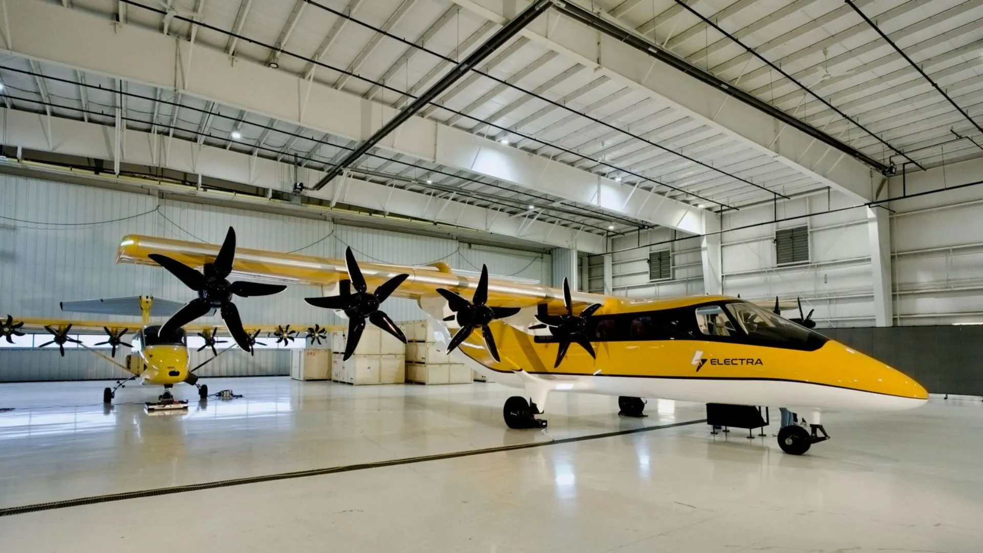 Electra EL9 en hangar