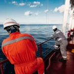 Tripulación de una embarcación offshore observa el estado del mar durante una operación apoyada por ocean data.