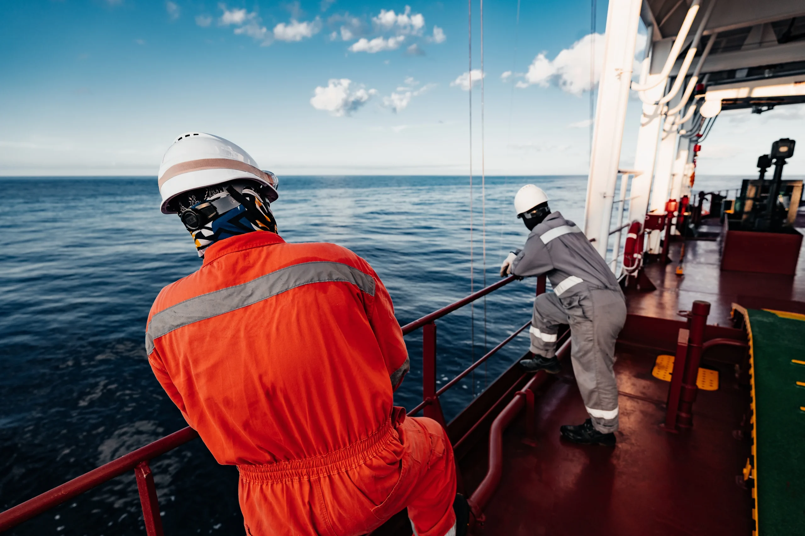 Tripulación de una embarcación offshore observa el estado del mar durante una operación apoyada por datos oceánicos.