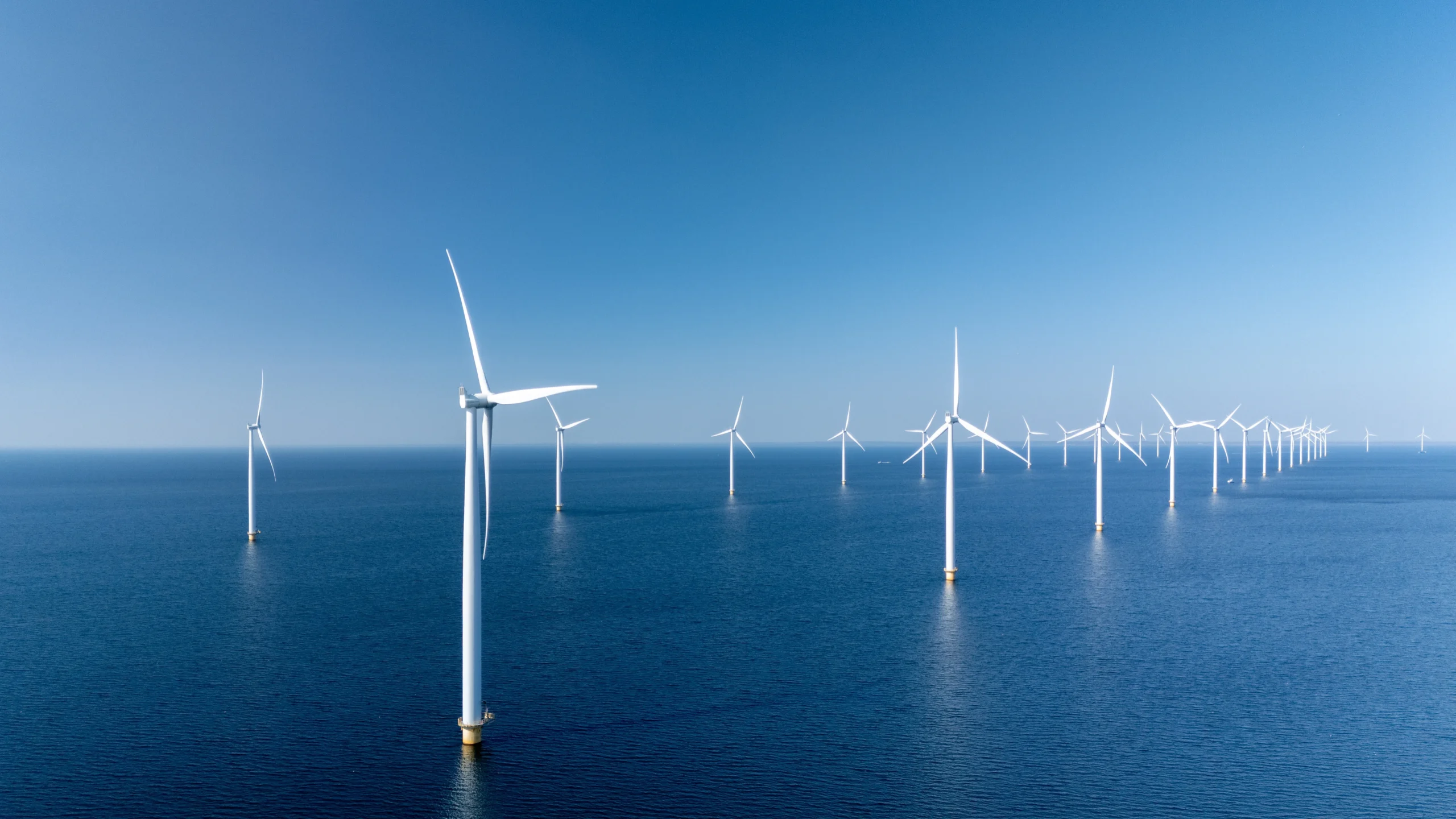 Parque de offshore wind energy con aerogeneradores instalados frente a la costa de Taiwán.