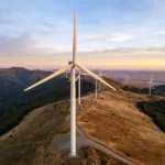 Parque eólico en zona montañosa como parte del desarrollo de renewable energy en China.