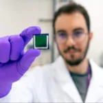 Investigador del INL sostiene célula solar ultrafina con espejo nanométrico
