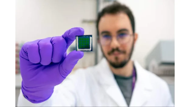 Investigador del INL sostiene célula solar ultrafina con espejo nanométrico