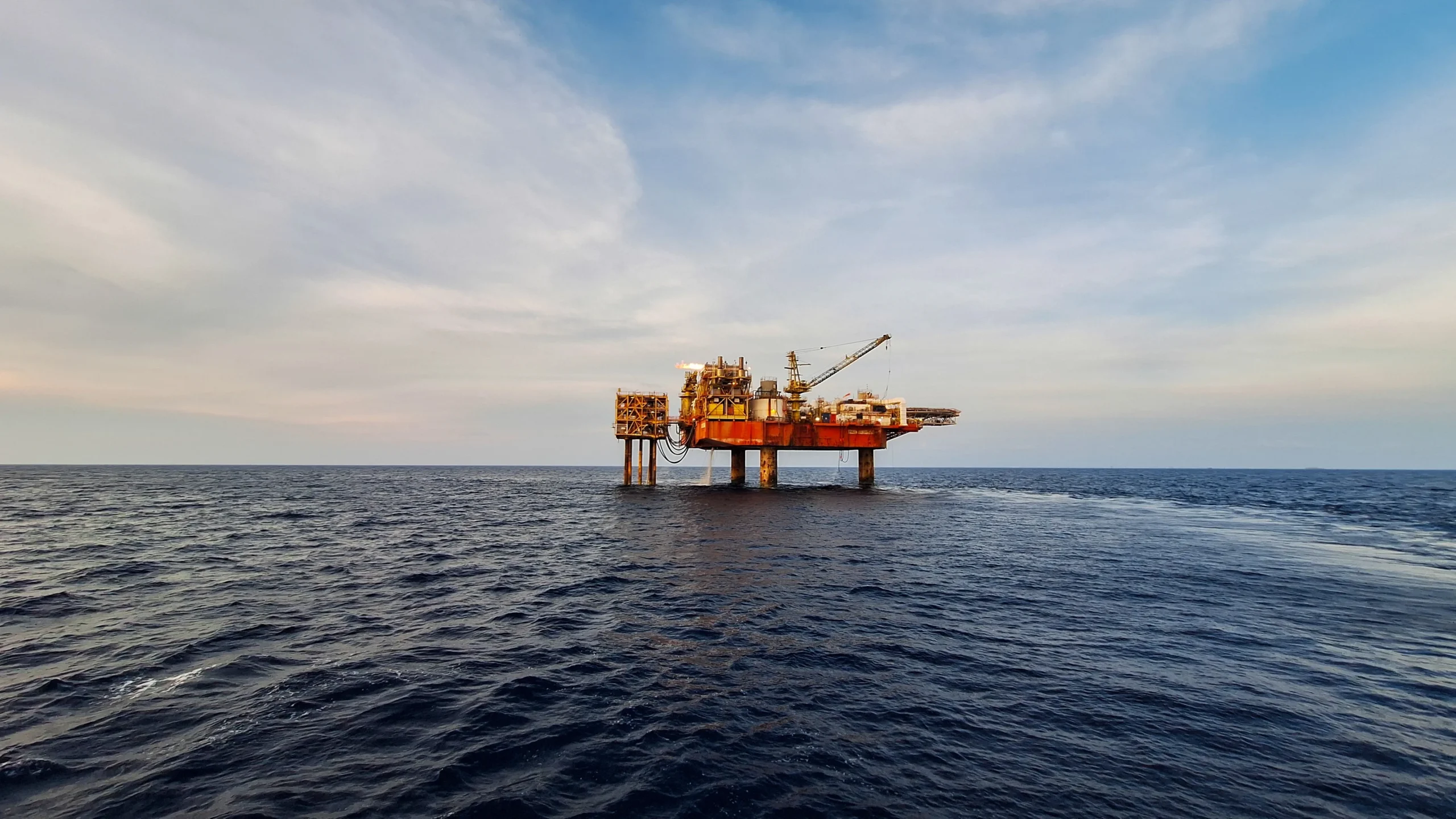 Plataforma offshore en el mar