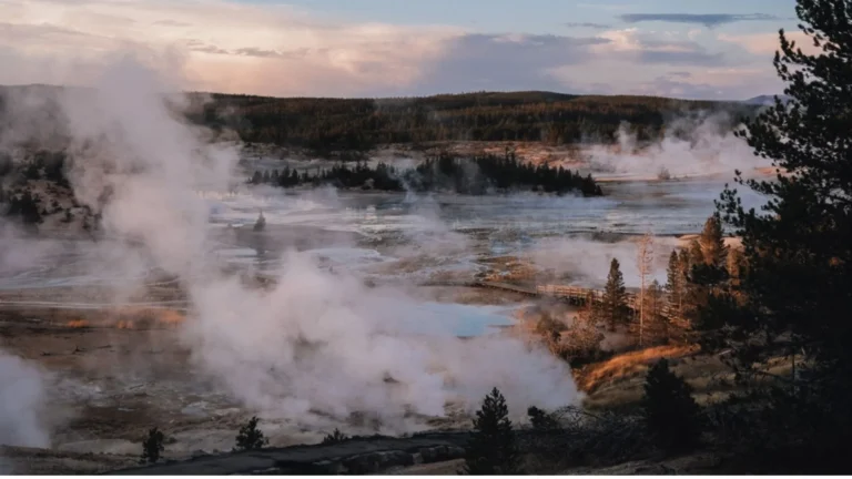 Paisaje geotérmico con emisiones de vapor asociadas a geothermal systems bajo la superficie.