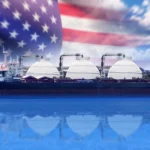 Buque metanero de GNL de Estados Unidos frente a la bandera estadounidense.