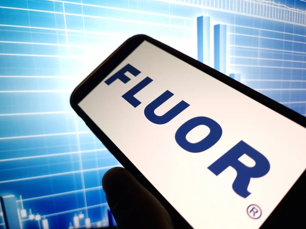Fluor firma acuerdo con Aramco para apoyar proyectos de capital global