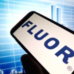 Logotipo de Fluor Corporation en el contexto del acuerdo a largo plazo con Aramco.