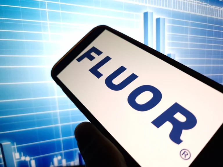 Logotipo de Fluor Corporation en el contexto del acuerdo a largo plazo con Aramco.