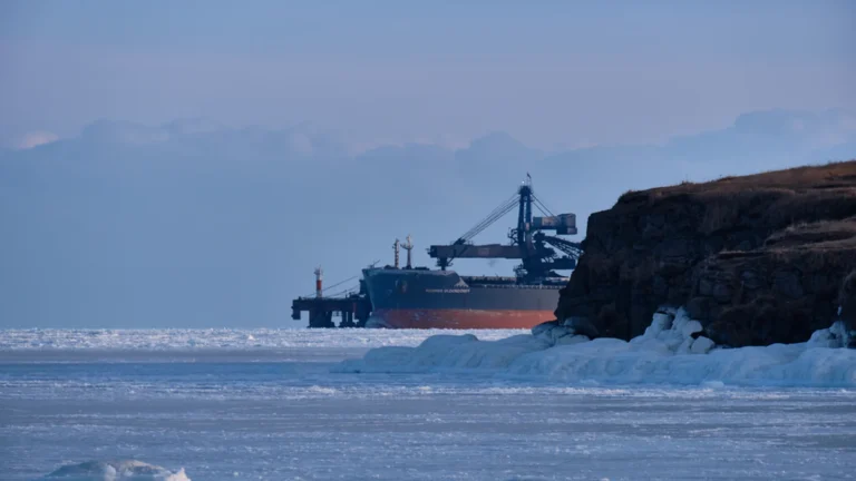 Infraestructura energética en Cook Inlet, Alaska, donde Cook Inlet LNG desarrolla un proyecto FSRU para reforzar la seguridad energética regional.
