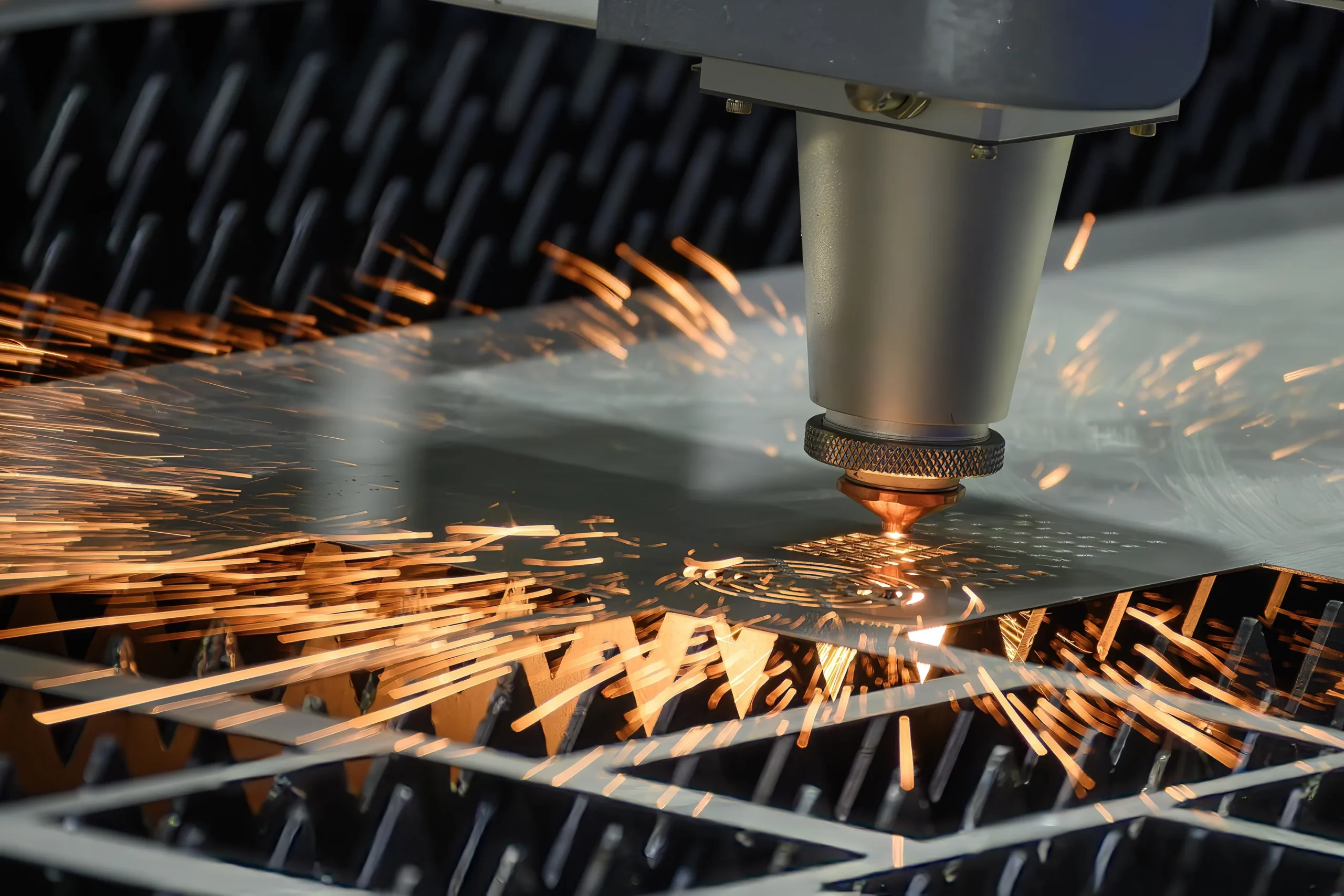 Proceso automatizado de fundición de aluminio con corte de alta precisión en entorno extremo