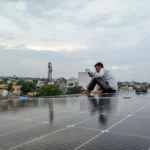 Técnico revisa paneles solares en India