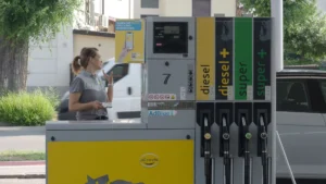 Petroleras topan el combustible en Italia ante la presión de Meloni