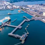 Buque de GNL atracado en terminal