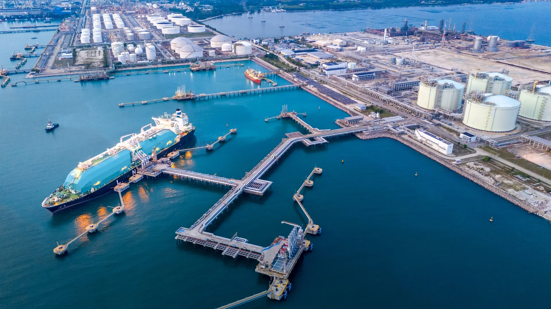 Buque de GNL atracado en terminal