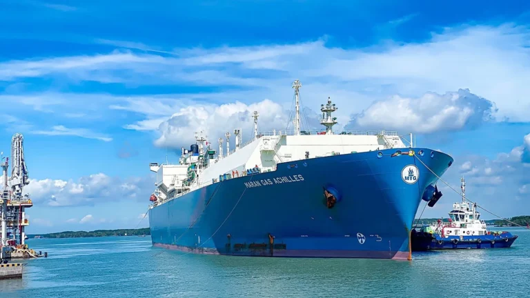 Buque metanero de PV GAS durante operaciones de GNL en Vietnam.