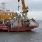 Buque Isaac Newton instalando cableado submarino