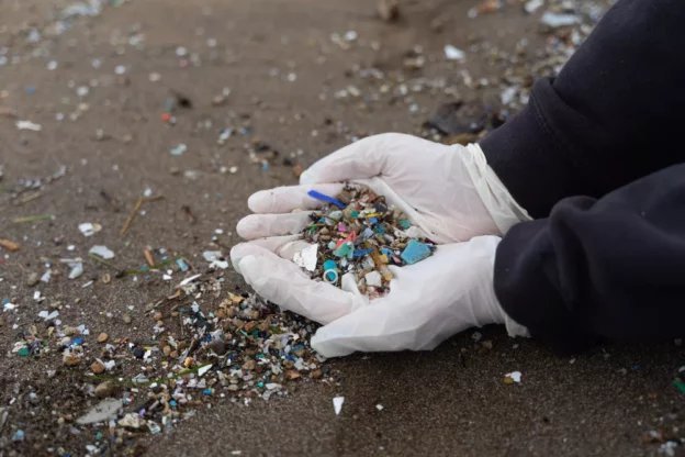 Investigadores crean “imán ecológico” que elimina microplásticos