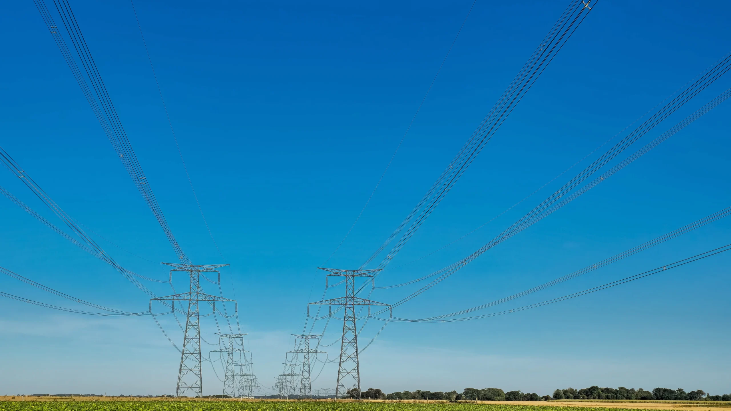 Electricity system europeo con líneas de alta tensión ante condiciones meteorológicas extremas.