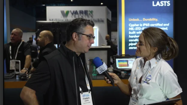 entrevista mostrando solución de inspección ultrasónica
