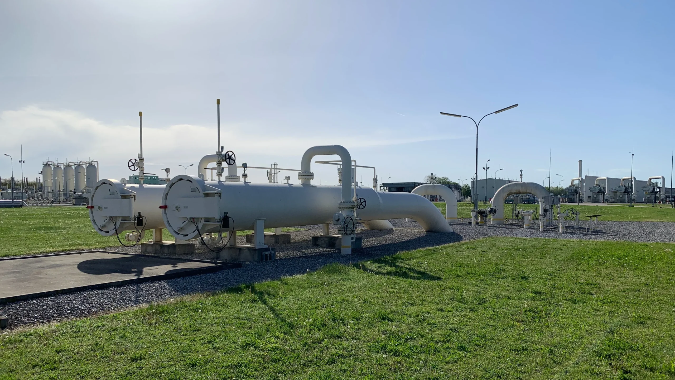 Reservas de gas en Europa en instalación de almacenamiento y distribución de gas natural.