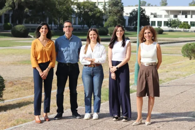 Investigadores responsables del desarrollo de baterías de azufre