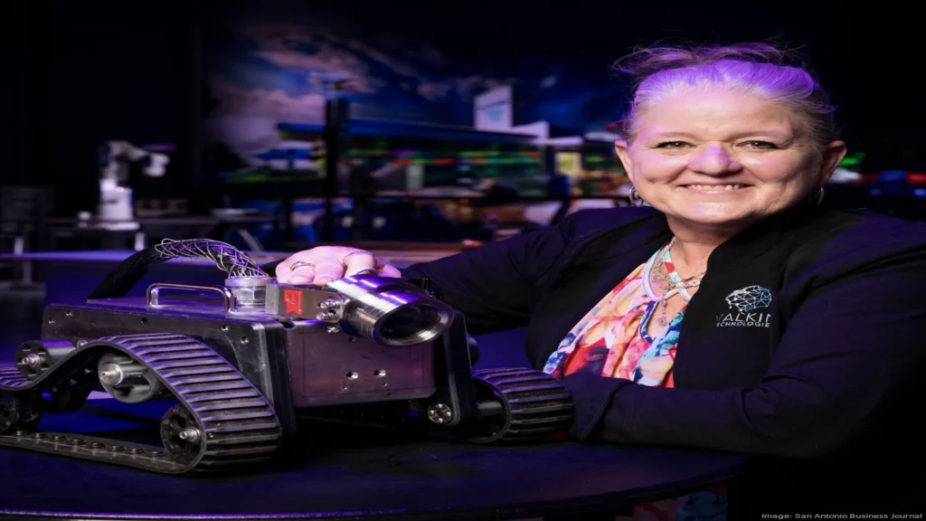 Kimberley Hayes, fundadora de Valkim Technologies, junto al robot desarrollado por su empresa para inspección robótica en zonas peligrosas.