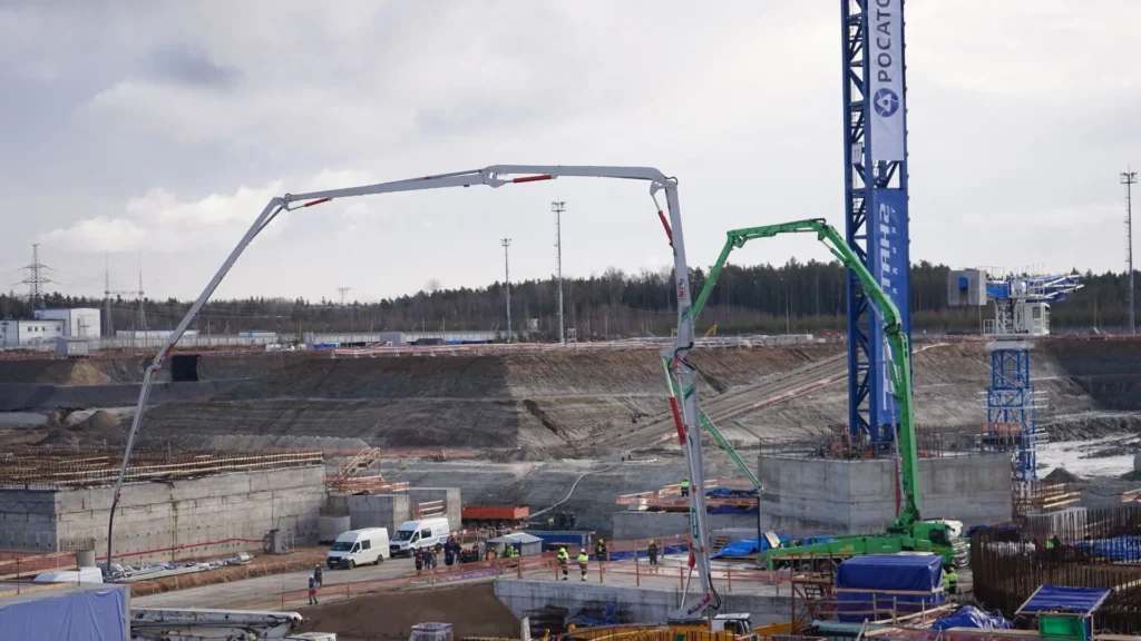 Construction of the reactor building for Unit 4 at the Leningrad-2 nuclear power plant begins.
