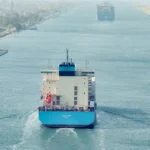 Buque de Maersk navegando por el Canal de Suez, Egipto